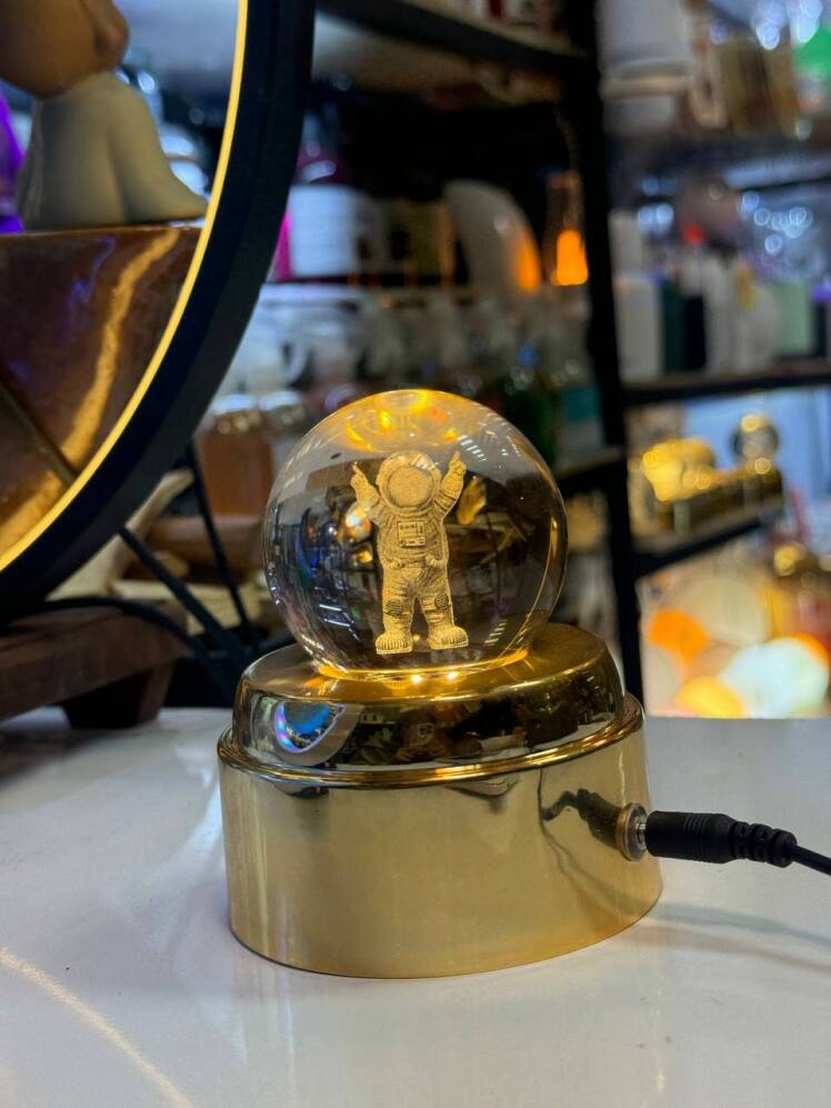 گوی کریستالی چرخشی موزیکال طرح فضانورد