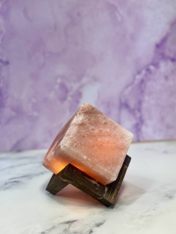 آباژور سنگ نمک طرح مکعب پایه چوبی