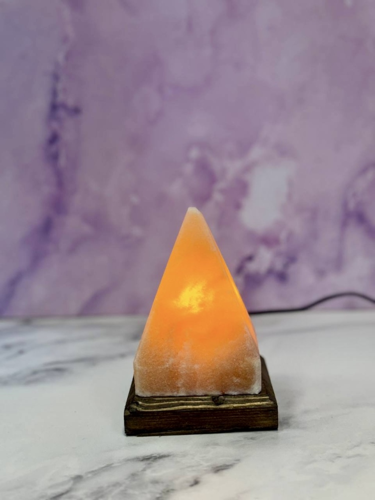 آباژور سنگ نمک هرمی پایه چوبی